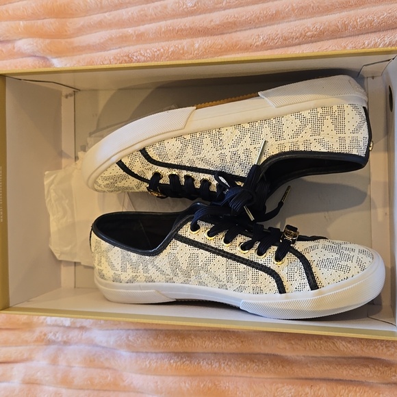 Michael Kors Boerum White/Navy Sz 6.5 M NWT - Picture 4 of 7